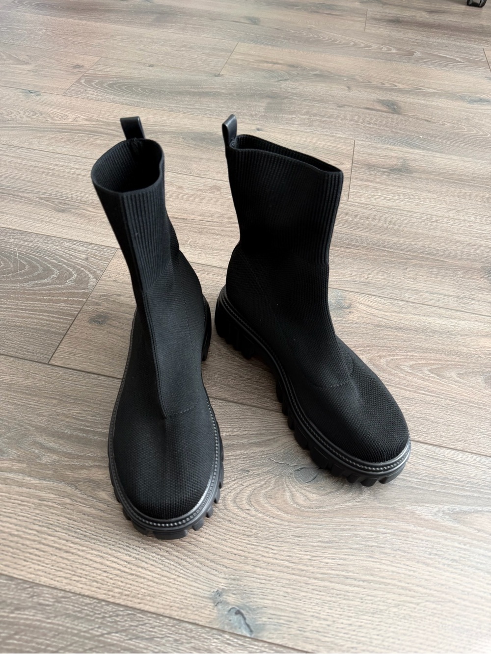 Women’s Cuccoo ribbed knit sock boots size 37 or US 7 NEW